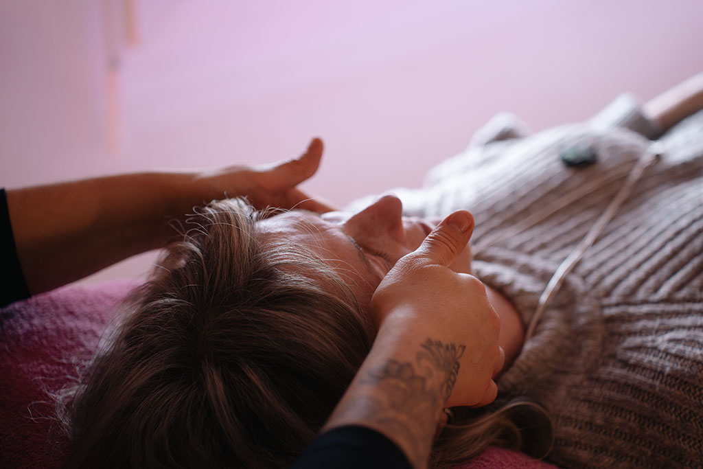 Stéphanie Roth pratiquant un massage dans le cadre de son activité de réflexothérapeute