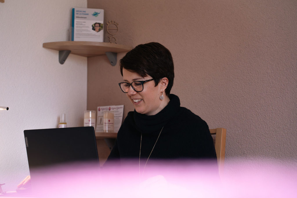 Stéphanie Roth, réflexothérapeute, dans le contexte du cabinet de Froideville