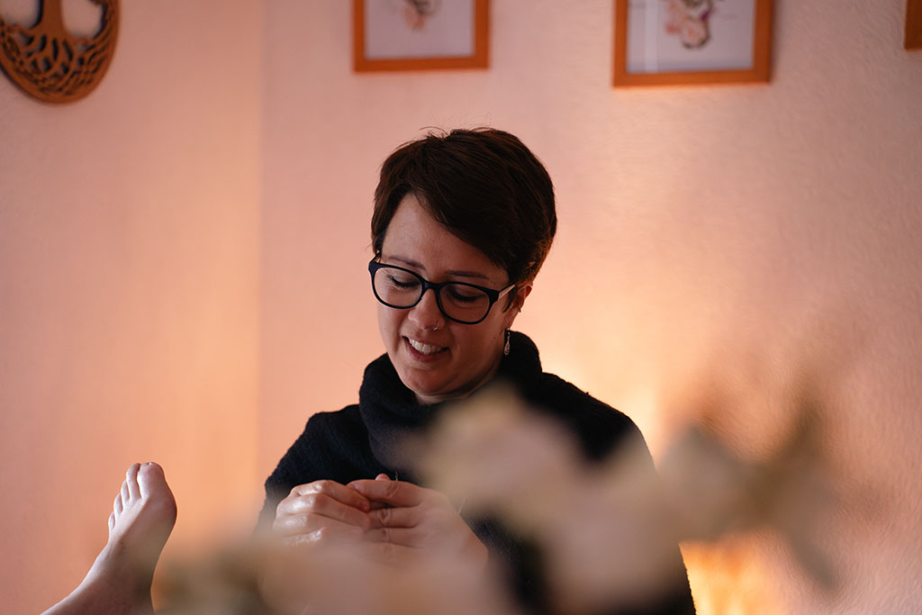 Stéphanie Roth, réflexothérapeute, dans l’environnement professionnel de son cabinet à Froideville