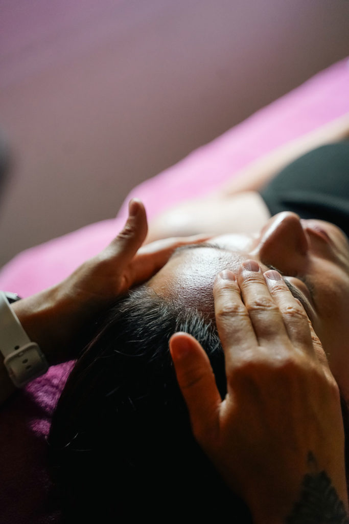 Stéphanie Roth pratiquant un massage dans le cadre de l’accompagnement de la maternité