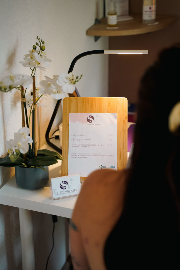 Stéphanie Roth, réflexothérapeute, dans le contexte de son activité à Froideville